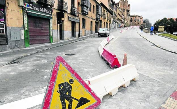 La calle San Juan de Segovia recupera el tráfico en los dos sentidos de circulación