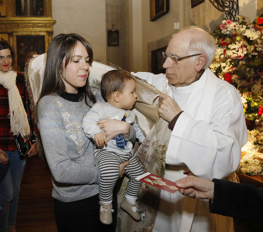 Bendición bajo el manto de la patrona