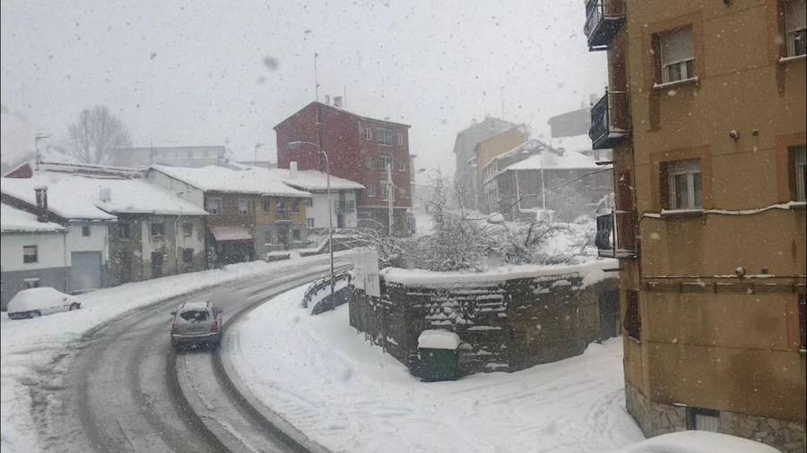 Convoyes con Guardia Civil y quitanieves permiten circular desde Aguilar a Cantabria