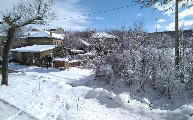 La conjunción de nieve y ventisca provocan continuos cierres en la Autovía de Cantabria