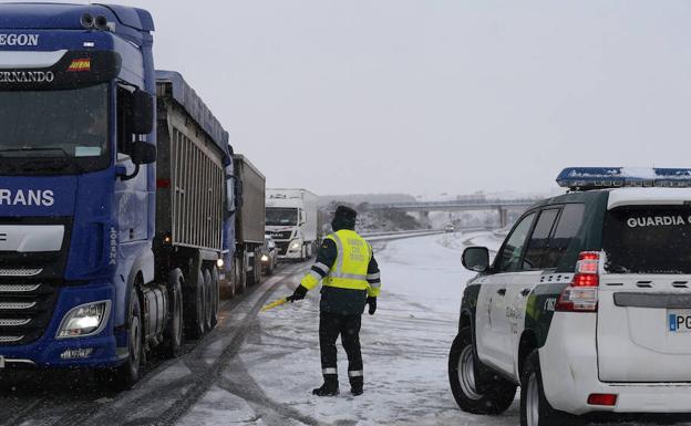 Camiones y autobuses quedan atrapados en Aguilar