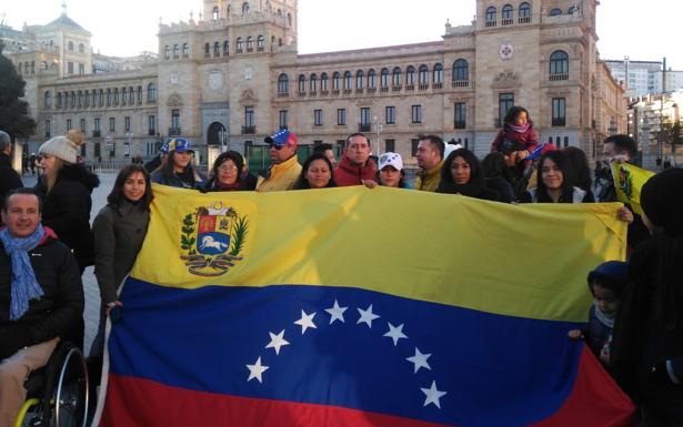 Un movimiento civil de venezolanos se concentra en Valladolid para denunciar la situación del país y apoyar a Guaidó