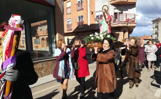 Unas 30 mujeres celebran la festividad de Santa Águeda en Linares de Riofrío