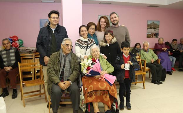 Homenaje en Cuéllar a una centenaria apasionada por la costura