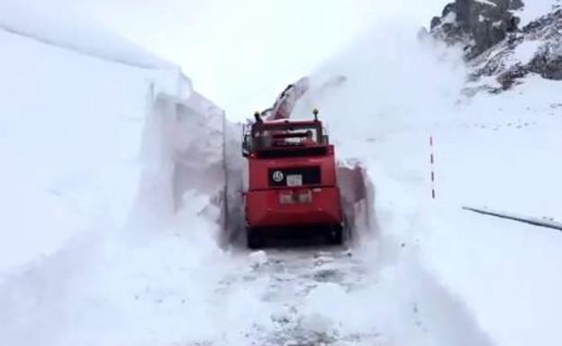 El espectacular vídeo de una quitanieves abriéndose paso entre muros de nieve en el Puerto de Ventana