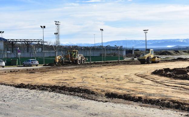 Comienza el asfaltado en la zona anexa al campo de fútbol de Guijuelo