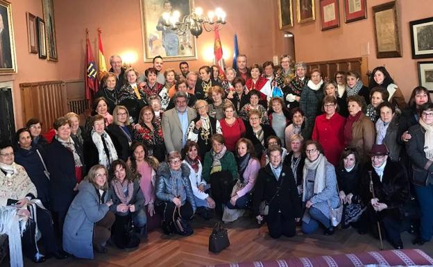 El alcalde de Ciudad Rodrigo entrega el bastón de mando a las águedas