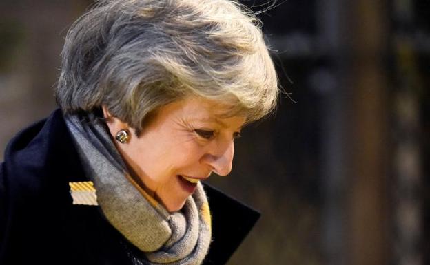 Theresa May sondea el sentir de Belfast