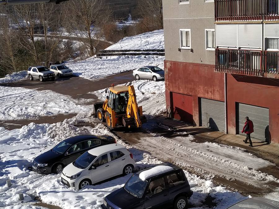 Guardo termina de limpiar la nieve del fin de semana