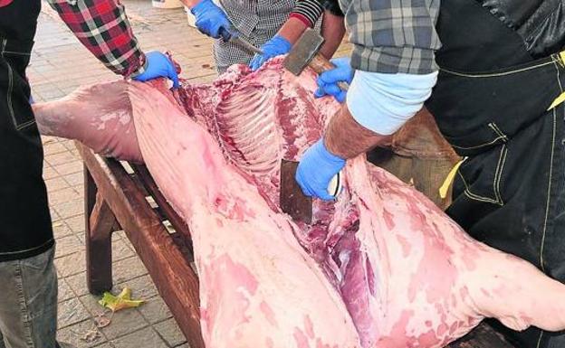 Drogan a dos mastines para robar una matanza en plena noche en Santa María de la Isla