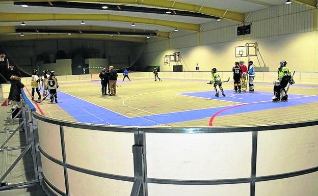 Íscar instala una valla perimetral en la pista de patinaje, que podrá acoger competiciones oficiales