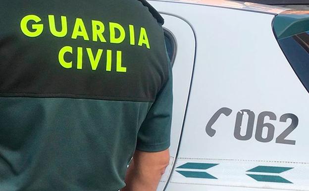 Piden dos años de cárcel a dos guardias civiles por exhibir sus armas al son del 'Cara al sol'