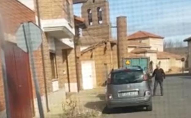 Graban en vídeo al alcalde de una localidad leonesa empujando con su coche al turismo de la candidata de UPL