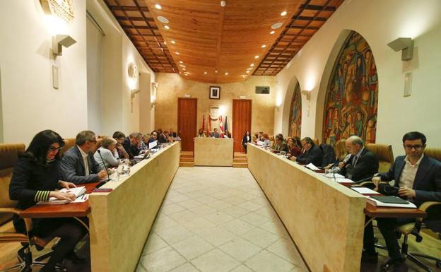 Cs se desmarca del PP y respalda al PSOE frente a los «incumplimientos» de la Junta