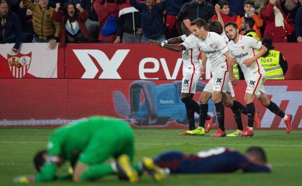 El Sevilla salva un punto en la prolongación y en inferioridad