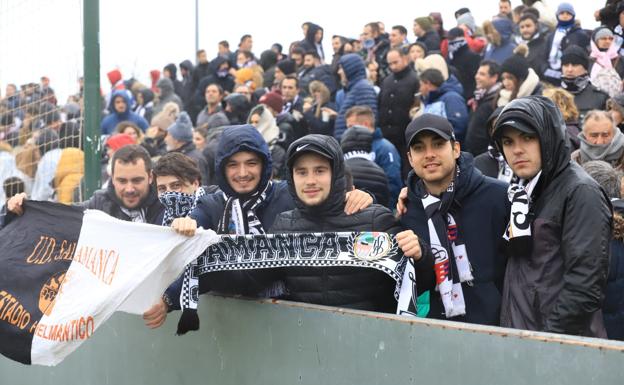 Gran ambiente en las gradas para ver el derbi entre el CD Guijuelo y el Salamanca CF