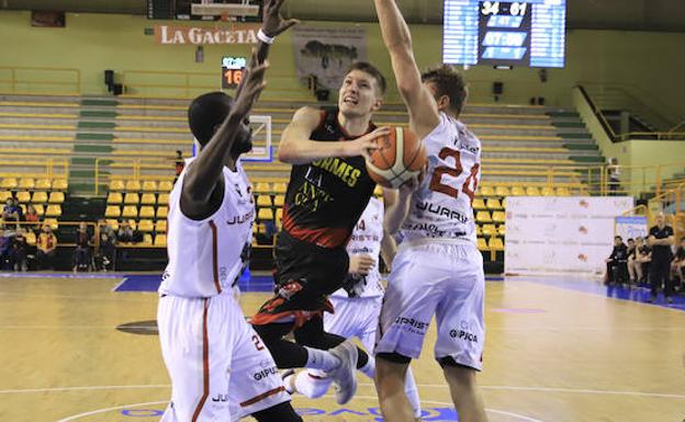 Mala imagen del CB Tormes en el último partido en casa de la primera fase de la Liga (40-71)