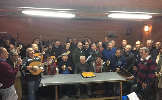 La Rondalla Tres Columnas de Ciudad Rodrigo cumple 75 años ensayando las coplas del Carnaval