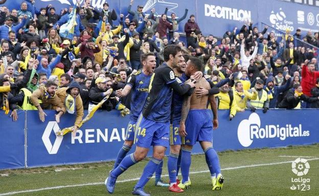 Aficionados del Cádiz aprovecharon los autobuses gratuitos del PP para viajar al partido de Alcorcón