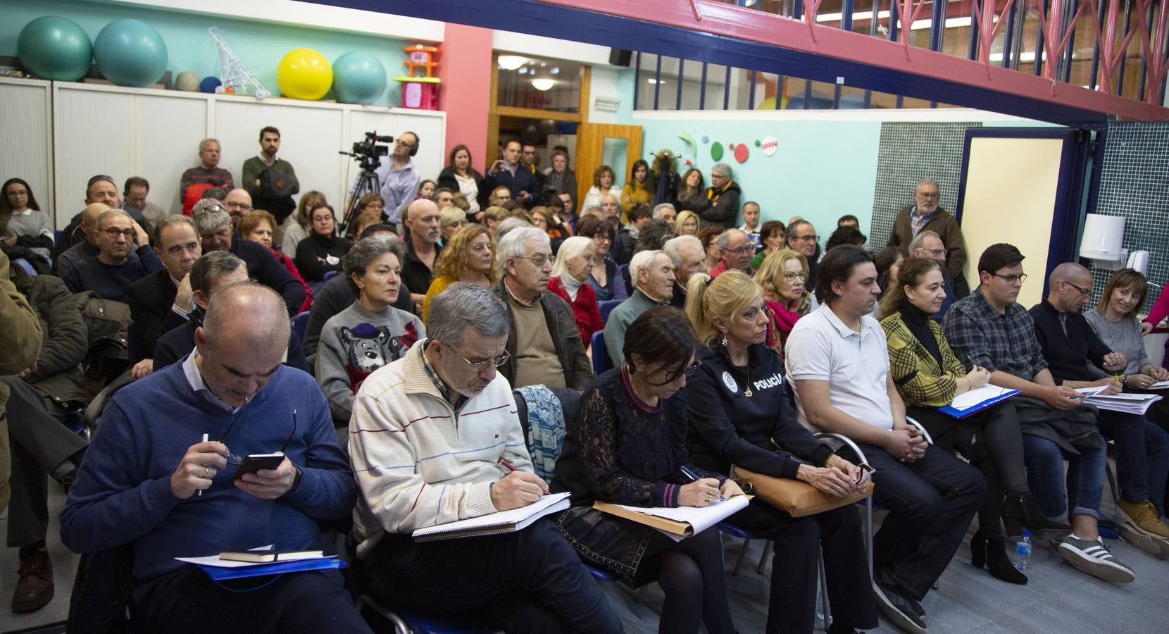 El alcalde de Valladolid participa en una asamblea con vecinos de La Overuela