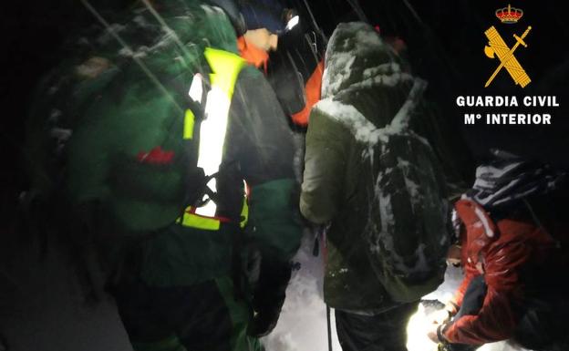 La Guardia Civil auxilia a un niño que sufrió un accidente con un trineo