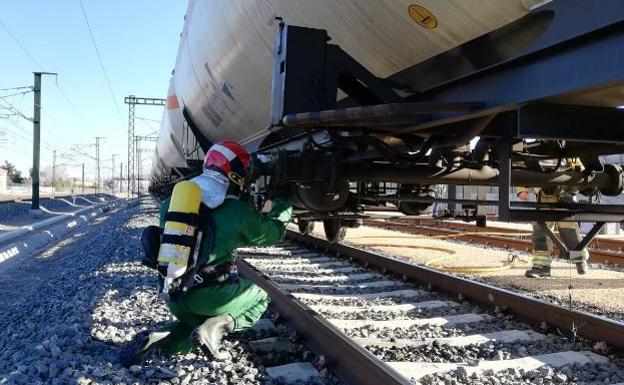 Un tren cargado de amoniaco sufre una fuga a su paso por Valladolid