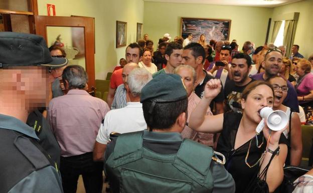 Fiscalía pide un año de cárcel por el bofetón al alcalde de Valdestillas durante el pleno de moción de censura