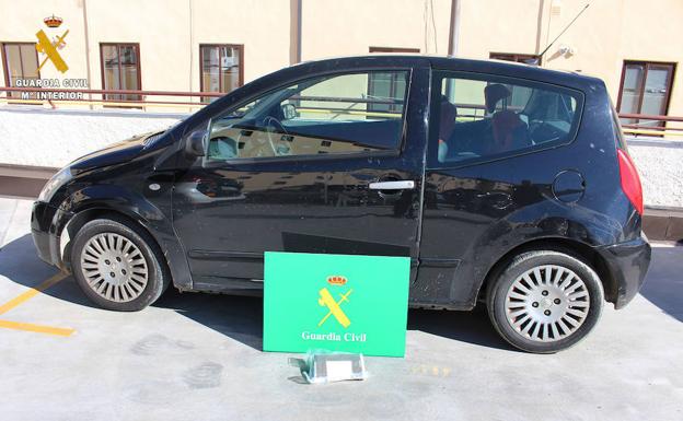 Los nervios delatan a dos jóvenes que ocultaban en su vehículo cocaína por valor de 60.000 euros