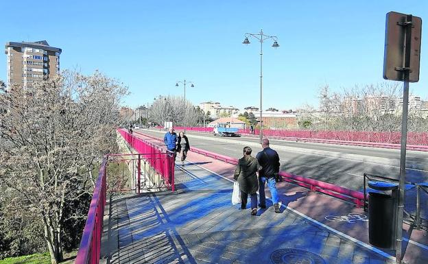 El puente de Adolfo Suárez de Valladolid espera las placas con su nombre oficial un lustro después