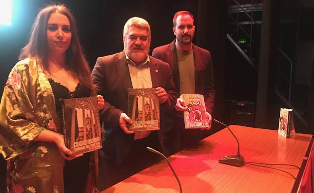 El Libro del Carnaval de Ciudad Rodrigo, que cumple 40 años, abre el periodo cultural de las fiestas
