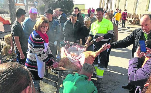 Robladillo revive el rito tradicional de la matanza para reivindicar su historia