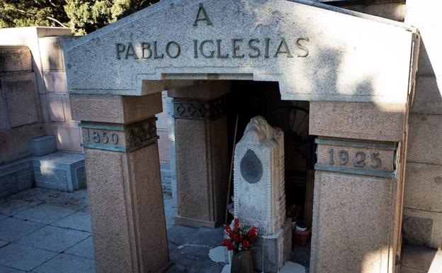 Sepúlveda 'ofrece' a Carmena su famosa piedra rosa para reparar la tumba de Pablo Iglesias tras las pintadas