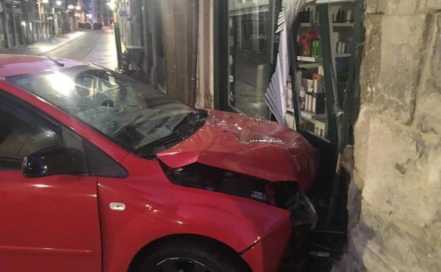 Da positivo después de empotrar su coche con el escaparate de un comercio en Valladolid