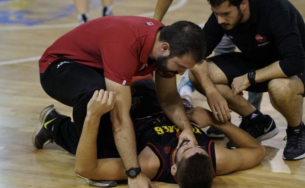 Pere Sureda, alero del CB Tormes, dice adiós a la temporada por una lesión de rodilla