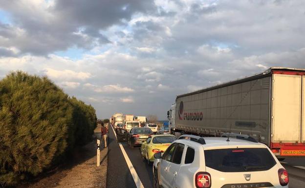 El vuelco de un camión en la A-62 provoca retenciones de hasta cinco kilómetros a la altura de San Miguel del Pino