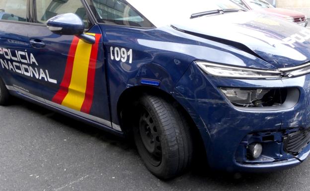 Choca con dos coches de la Policía, mientras conducía sin carné, daba positivo en drogas y llevaba a su mujer y sus hijos en el coche