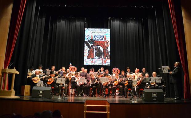 La Rondalla de Ciudad Rodrigo viste las coplas de 'mercadillo' en su 75 aniversario como formación