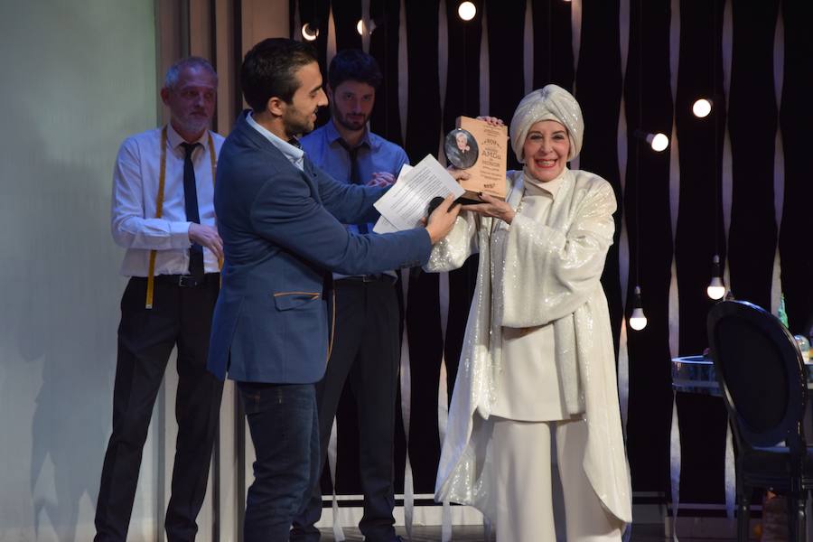 La actriz Concha Velasco recoge emocionada el AMGu de Honor en Guardo