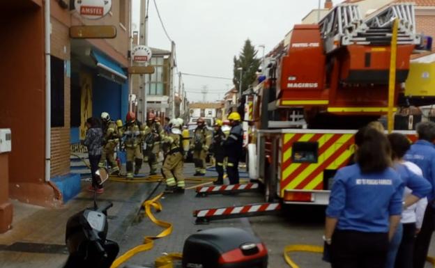 Los bomberos sofocan un incendio en la sidrería El Topín Fartón de Arroyo de la Encomienda