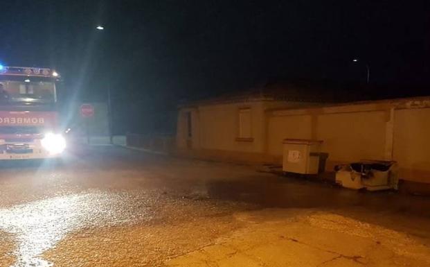 Un aparatoso incendio calcina varios contenedores en el punto limpio de Íscar