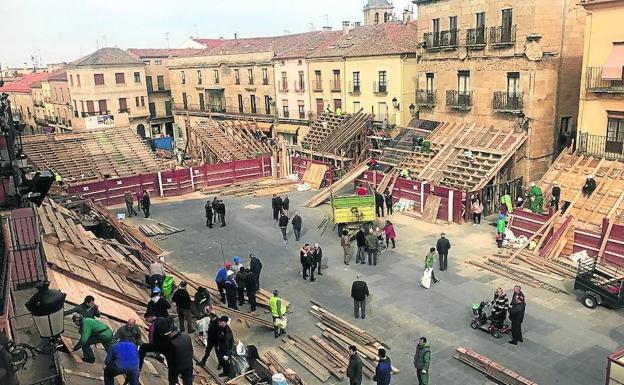 Los montadores se esmeran en dar forma a la plaza para el Carnaval Ciudad Rodrigo