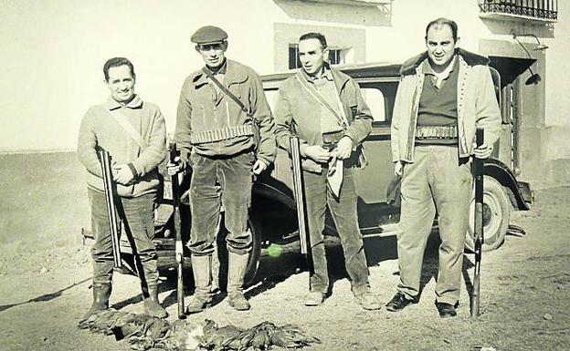 La Casa Revilla muestra a través de 40 fotos la pasión de Miguel Delibes por la caza