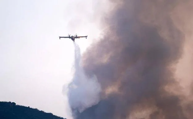 Controlado y sin extinguir el incendio de Villafranca de la Sierra