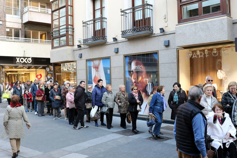Besapié al Nazareno en la Iglesia de Santiago de Valladolid