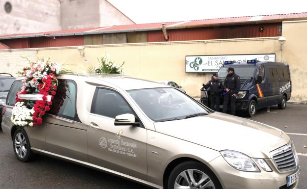 Trabajadores de El Salvador piden a la jueza declarar como testigos en el caso del 'cambiazo' de los ataúdes