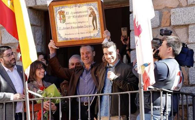 Navalacruz rinde homenaje al patinador Javier Fernández