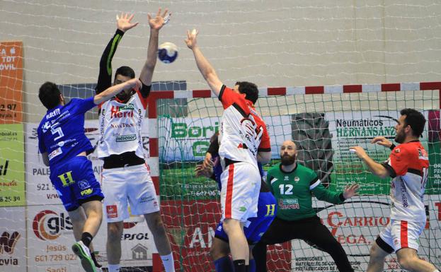 El Nava cimenta en la defensa una nueva victoria en su fortín (21-15)