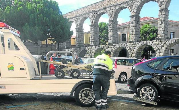 La recaudación de la grúa solo cubre la retirada de tres de cada diez vehículos mal aparcados
