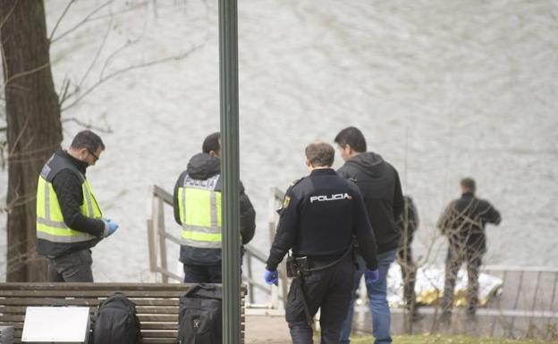 Los Bomberos rescatan el cadáver de un hombre del río Pisuerga, a la altura del barrio vallisoletano de la Rondilla