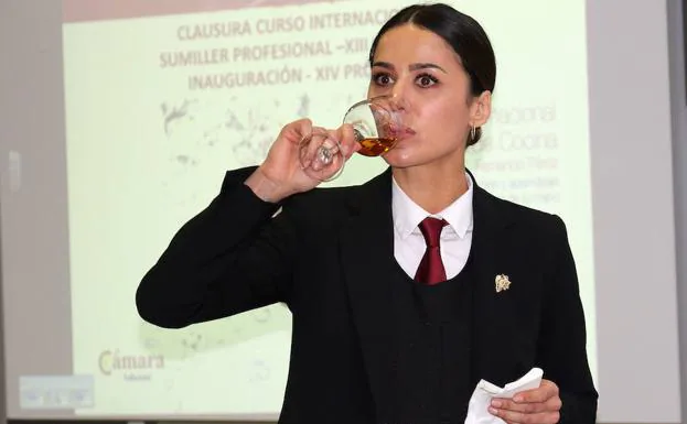 Mónica Rosón, durante el examen del Curso Superior de Sumilleres de la Escuela Internacional de Cocina de Valladolid. /HENAR SASTRE